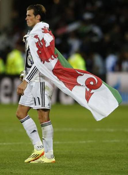 Bale festeggia con la bandiera del Galles. LaPresse